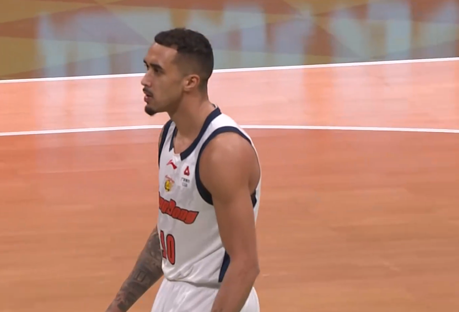 宁队输广东30分!杨鸣个人没输,赢了杜锋一回