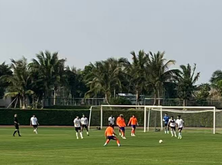 足球比分直播-热身赛山东泰山1比2被大连逆转，新星内切远射破门，两套阵容出场