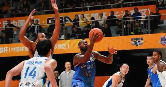 球探体育-首钢内线砍近60分,广东内线被狠打,青训断层有多坑?