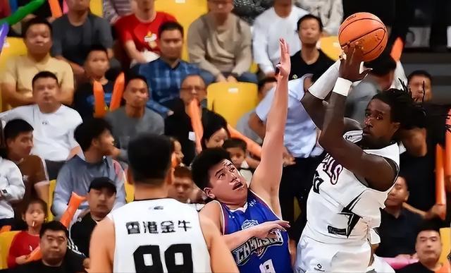 球探体育-首钢内线砍近60分,广东内线被狠打,青训断层有多坑?